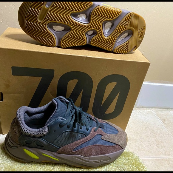 Mens Yeezy 700 Size 10.5 great condition.